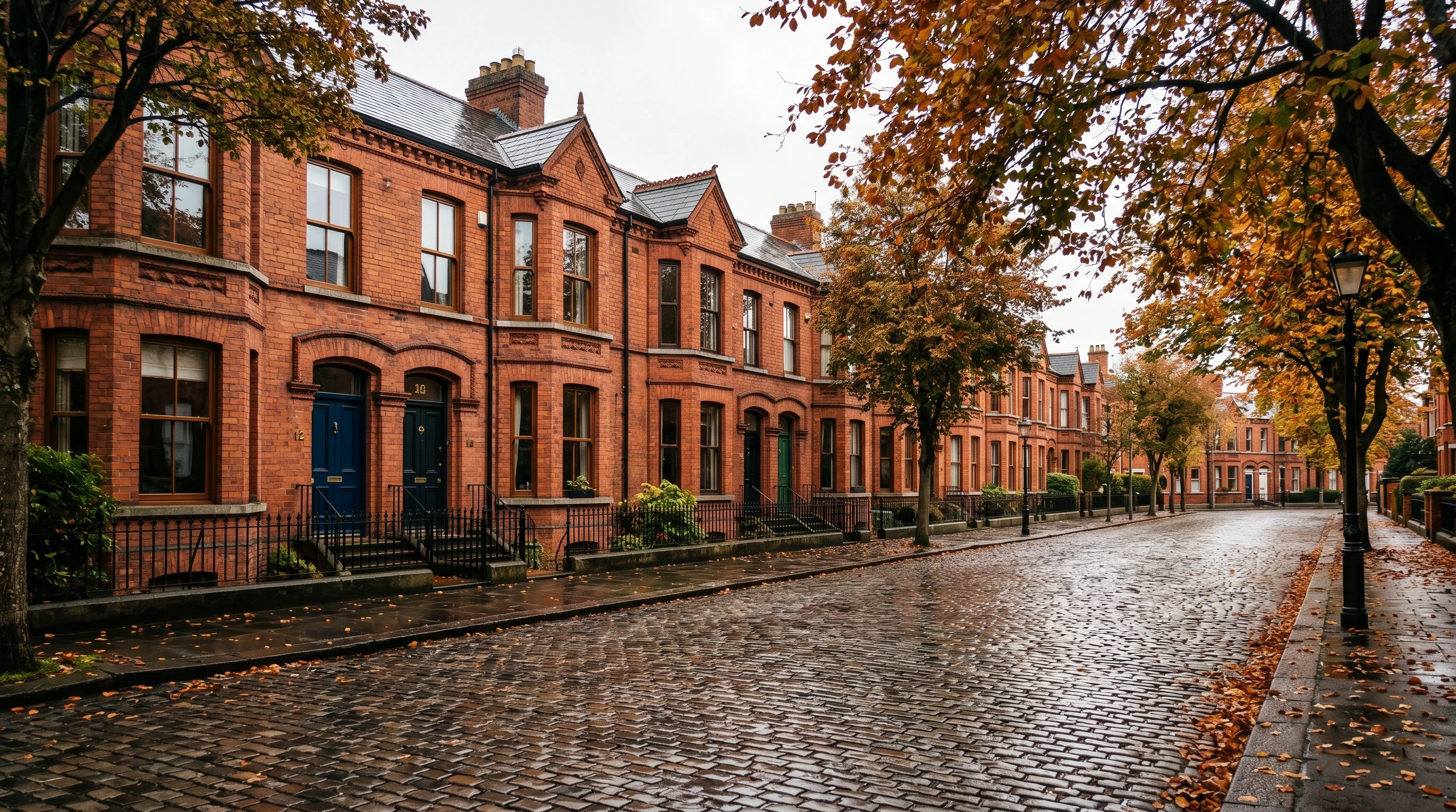 Klasyczna ceglana kamienica w starej dzielnicy Belfastu w jesiennym świetle dnia